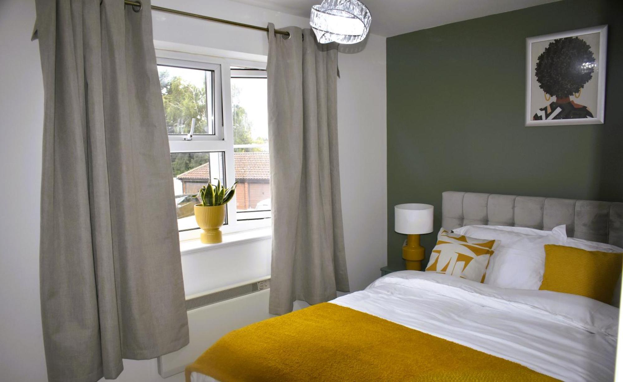 Luxury 2 Bed House With 3 Beds,3 Free Parking Lot In Dartford Near Town Centre, Adjacent Bus Stop, Train Station, Bluewater Mall, 25Mins To London City Airport,20 Miles From Central London Exterior photo